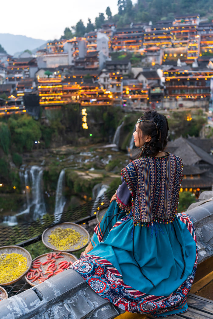 Mujer la ciudad lijiang en China