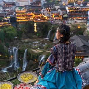 Mujer en la ciudad lijiang en China